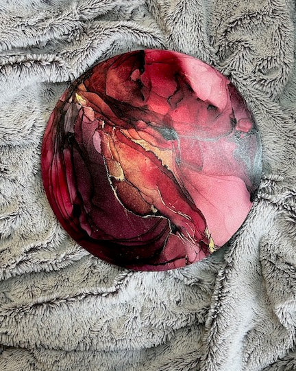 A room decoration aesthetic in wine reds, burgundy and fluid gold toped with real gold foil. Richness and quality in one. Finishing touches for your home decor.

