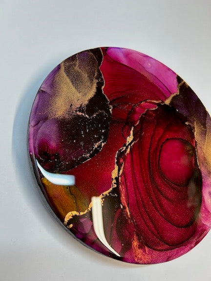 Modern abstract wall art featuring a combination of crimson, dusty pink and violet. Brass compliments the design, highlighting depth and flow in this 8 inch circular painting.
By Inkandescent Arts.

