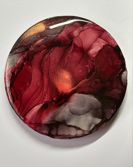 Original art, wall art expression.
An ouroboros like, resin encased, fluid art painting, providing a lustrous feel that emphasise the colours and depth. Shades of red and grey converge with metallic striations highlight flow and composition.