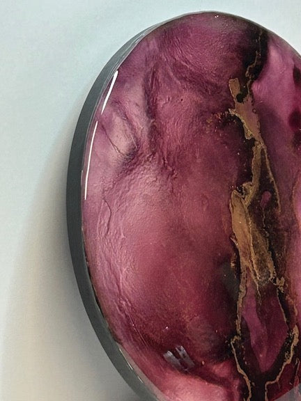 Wall abstract decor, room decoration for men with a composition of light and dark burgundy hues. Obsidian and metallic brass weave across the circle. 

Stunning resin wall art exuding warmth and energy.
