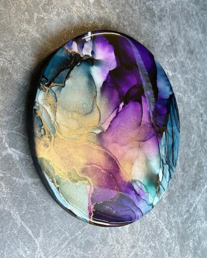 PSYCHE features an original and modern circular abstraction in purple and green. 
Soft tones and moody vibes with a surreal reflective glow, shine through the resin layers mimicking the mythical vibes of fantasy portals.

An abstract with witchy colours,  based on an ancient love between PSYCHE and EROS.
